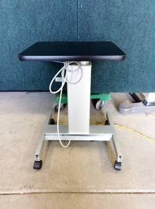 POWERED HEIGHT ADJUSTABLE MOBILE SIT TO STAND WORKTABLE - LIGHT WEIGHT ENOUGH TO TAKE ALL OVER YET POWERFUL SIT TO STAND DESK SIMILAR TO LOT 36 BUT WITH A SMALLER FOOTPRINT - EXCELLENT WORKING CONDITION - YES I DO WANT THIS ONE TOO