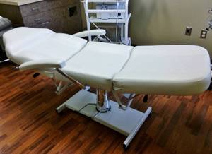 MSRP $800 Hydraulic Esthetician Facial Skin Treatment Bed&nbspThree-section Salon Treatment Chair - Not Like The Cheap Ones Out There&nbsp Height Adjustable and Full Circle Turning Axis&nbsp Great Condition No Stains No Tears