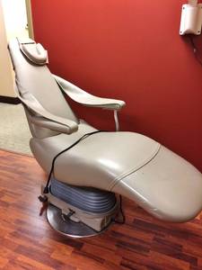 SELLING ONLINE USED $4000 LIKE NEW CONDITION DENTA-EZ POWER EXAMINATION ORAL SURGEON CHAIR - FANTASTIC FOR OTHER PROCEDURES TOO