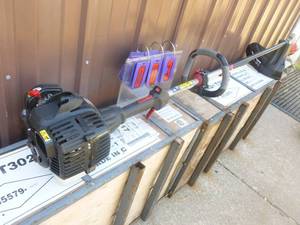 Craftsman 2 cycle weed trimmer. Neqrly new. Tested & works. As shown.