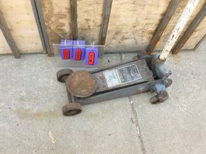 Sears 2 ton floor jack. Used condition. Tested & works. As shown.