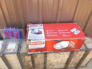 Craftsman chain drive garage door opener. Appears new in box. As shown.