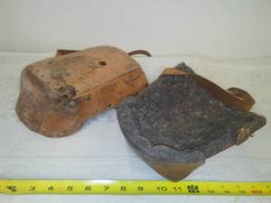 lot 14 image: Padded leather knee pads  cushioned.