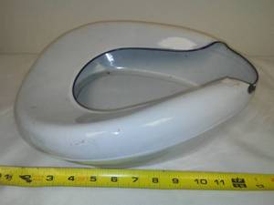 lot 31 image: Enamel ware bed pan