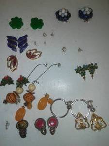 lot 75 image: Jewelry  earrings.