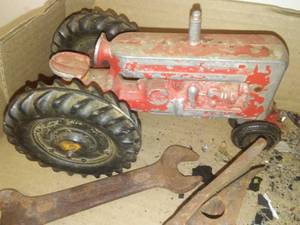 lot 100 image: Tools & tractors.