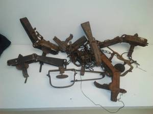 lot 108 image: 8 gopher traps.