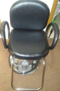 lot 19 image: Hair Stylist Chair for Wash Station.