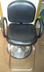 lot 20 image: Hair Stylist Chair