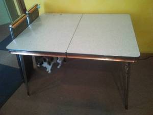 lot 124 image: Mid-Century Vintage table - 2 leaves copper and chrome