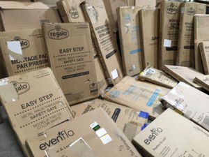 lot 19 image: Pallet with assorted baby gates various models