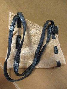 lot 704 image: THOMAS LEATHER ARTISAN HANDCRAFTED HANDBAG