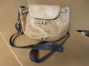lot 709 image: FOSSIL LONG LIVE VINTAGE LEATHER HANDBAG