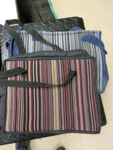 lot 730 image: CLOTH TOTE BAGS