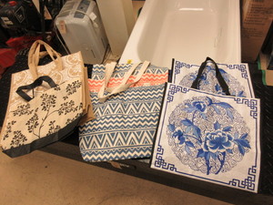 lot 734 image: 8 ASSORTED TOTE BAGS