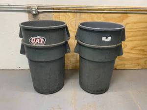 lot 86 image: Lot of 4 Trash Cans