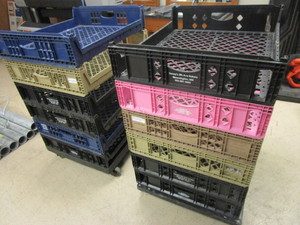 lot 830 image: PLASTIC RESTAURANT TRAYS, WITH BOTTOM ROLLING RACK