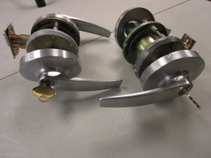 lot 836 image: SCHLAGE BRUSHED CHROME DOOR HANDLES, WITH KEYS