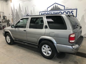2001 Nissan Pathfinder LE -No Reserve-