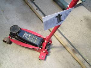 lot 121 image: Powerbuildt 3 Ton Floor Jack...