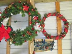 lot 146 image: Lot of Christmas (2) Wreaths & Bulb...