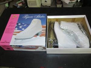 lot 222 image: Brand New In Box Ladies Size 10 Fig...
