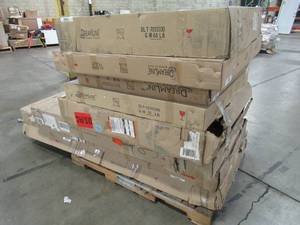 lot 405 image: WHOLESALE MIXED PALLET OF MISCELLANEOUS SHOWER PANS AND SHOWER DOOR