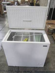 lot 110 image: Magic Chef 7.0 cu. ft. Chest Freezer in White HMCF7W4