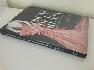 lot 31 image: Hardcover Book Oscar de La Renta His Legendary World of Style (newsealed)
