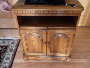 lot 4 image: Swivel TV Stand On Wheels 17x28x31
