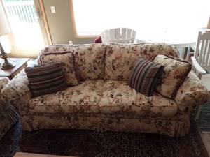 lot 6 image: Sofa & Love Seat Clayton Marcus By Ladd With Pillows 88 & 70