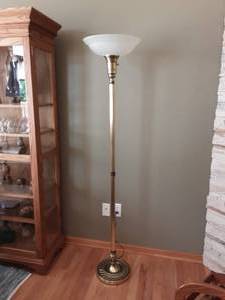 lot 9 image: Floor Lamp 67