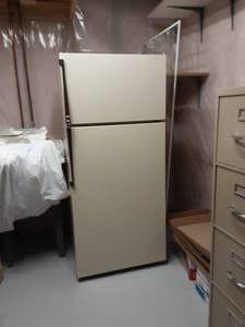 lot 16 image: Sears Kenmore 14 Cu. Ft. Frostless FridgeFreezer 28x24x63