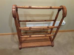 lot 19 image: Oak Quilt Stand 30x34
