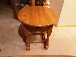 lot 21 image: Oval Side Table With Drawer 26x21x21