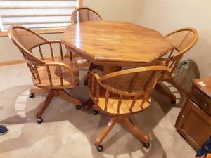 lot 39 image: Game Table With 4-Swivel Chairs 42x42