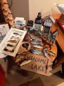 lot 56 image: Lake & Cabin Decor
