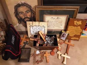 lot 59 image: Religious Prints, Crosses & Assorted Decor