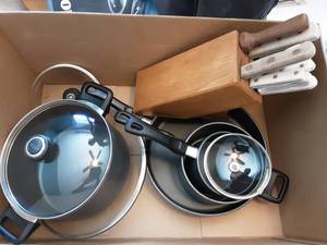 lot 63 image: Avalon Cookware & Chicago Cutlery Knife Block