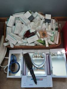 lot 66 image: Lighted Make-Up Mirror & Basket Of Hotel Soaps