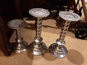 lot 75 image: 3-Candle Pillars