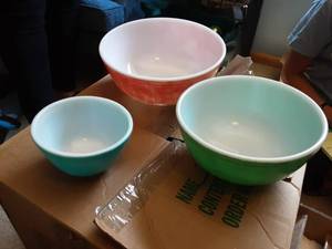lot 97 image: 3-Vintage Pyrex Bowls