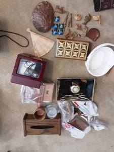 lot 100 image: Wood Decor & Brookstone Watch Winder