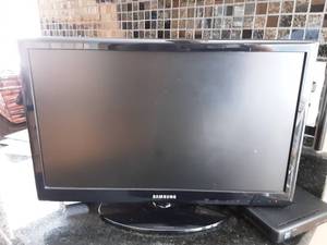 lot 114 image: Samsung 18 TV
