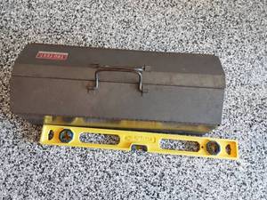 lot 119 image: Tool Box & Level