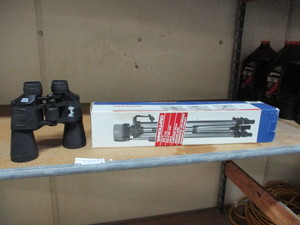 lot 8 image: Binoculars Camera stand