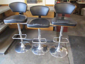lot 9 image: 3 bar stools