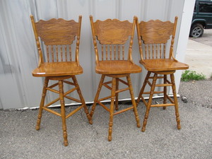 lot 17 image: 3 bar stools