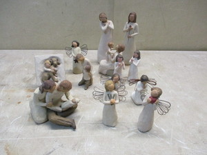 lot 18 image: Willow Tree collectibles