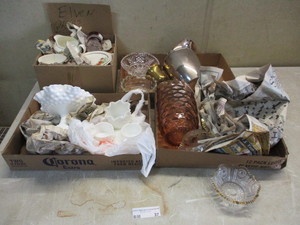lot 37 image: Collectible Glassware